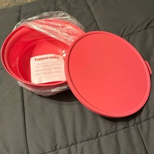 NWT Tupperware 2 L/8 3/4 bowl and lid set
